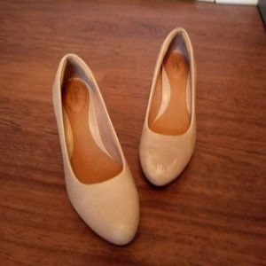 Clarks Natural pumps